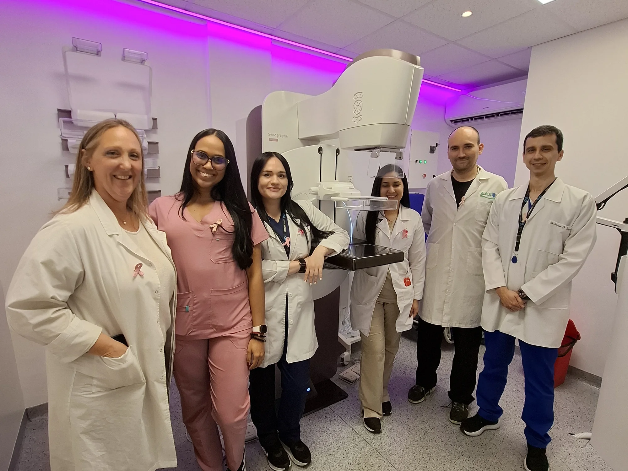 Equipo del Centro de la Mujer en la sala de mamografía
