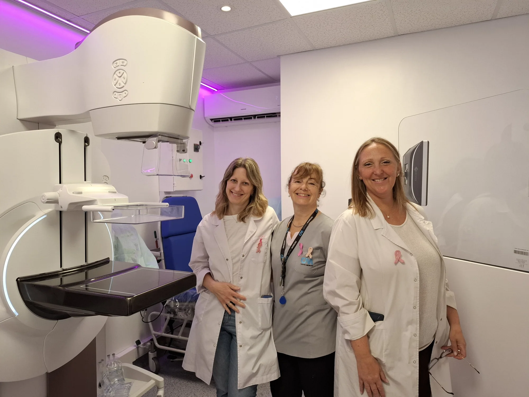 Equipo del Centro de la Mujer junto al mamógrafo Senographe Pristina